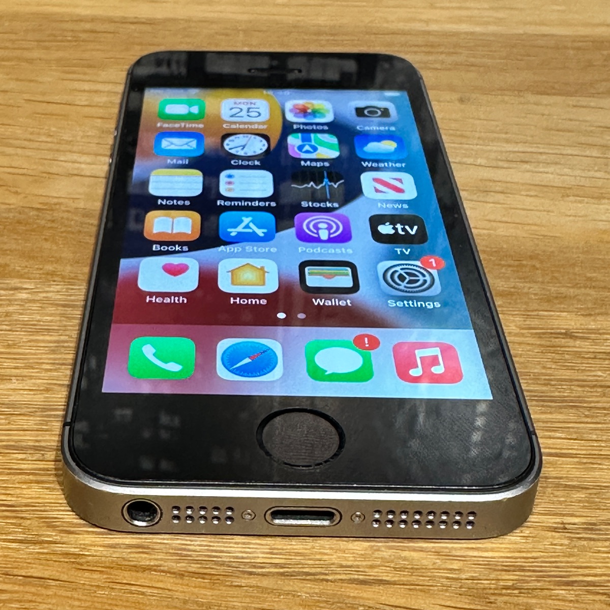 Apple iPhone SE 32GB Mobile Phone Smartphone Space Grey Unlocked