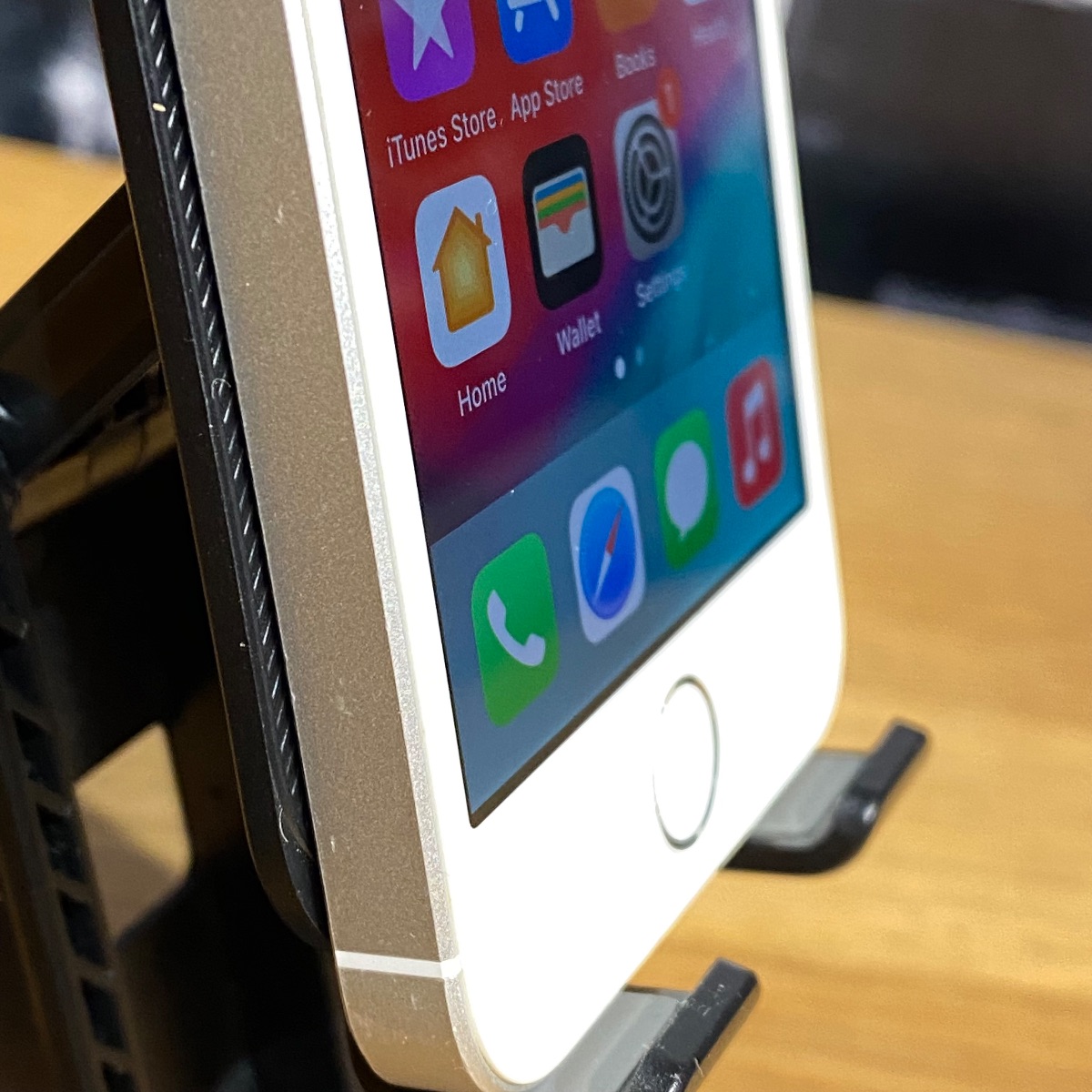Apple iPhone SE 32GB 1st Gen Smartphone White A1723 Unlocked 100% Original MP832DN/A