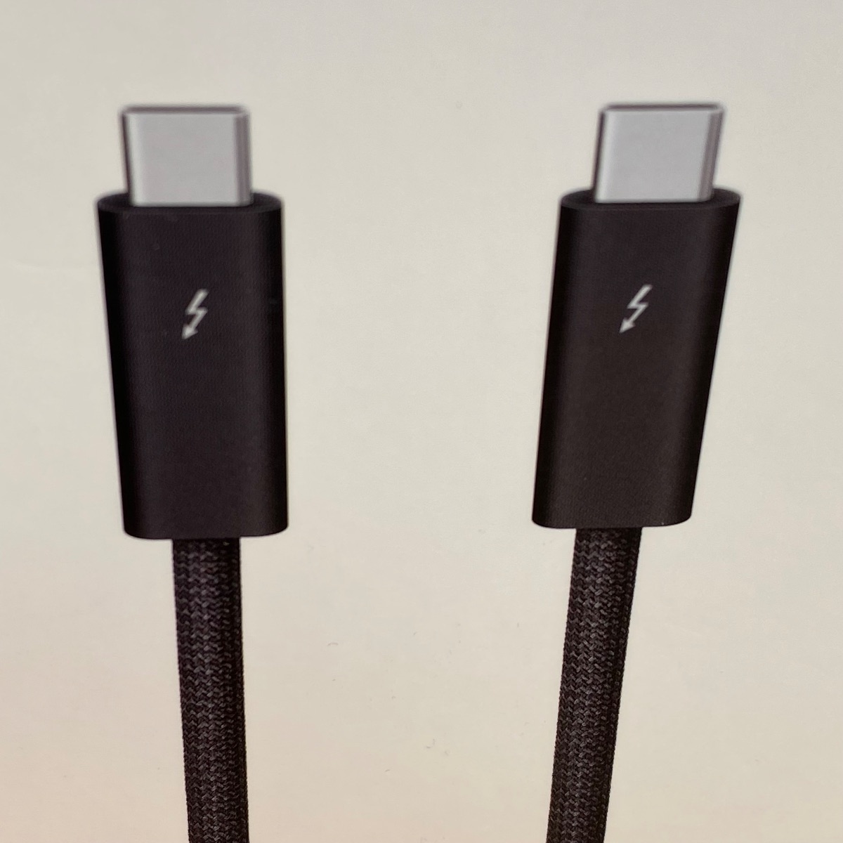 Apple Thunderbolt 3 Pro Cable 2m USB-C Sealed 100% Original A2279 MacBook iPhone ML8E3ZMA 0194252654200 (Brand New)
