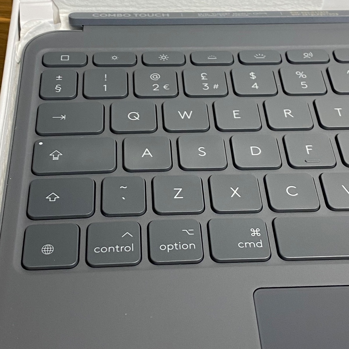 Logitech Combo Touch Keyboard Case Apple iPad Air 13
