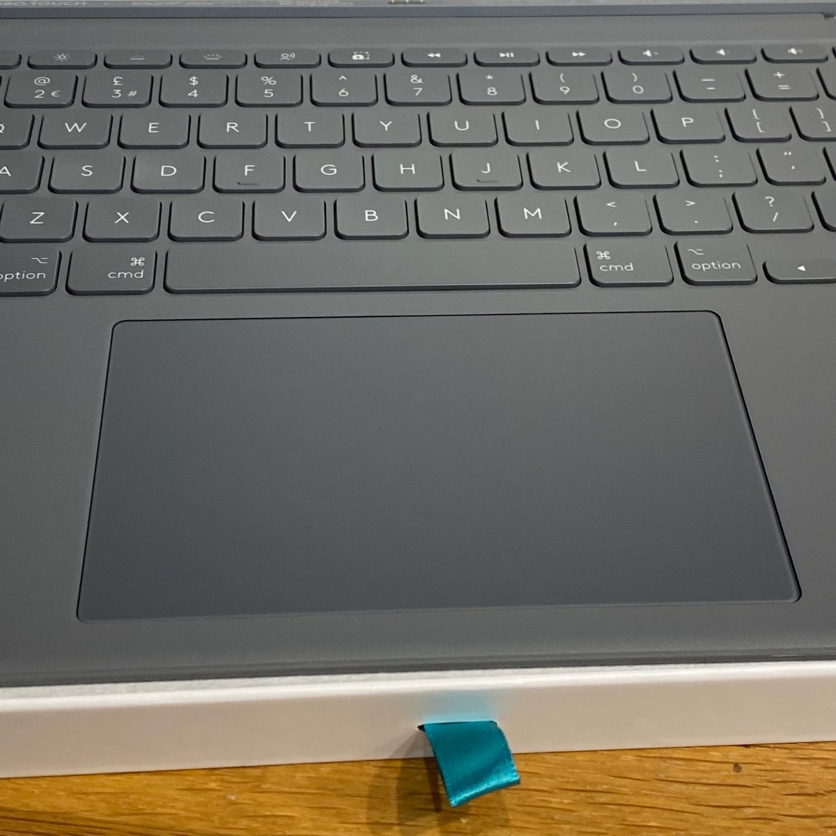 Logitech Combo Touch Keyboard Case Apple iPad Air 13